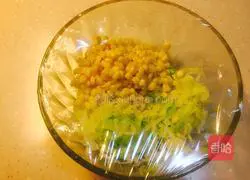 Illustration of how to make tuna cole salad 6