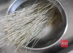 Laotan kimchi minced pork vermicelli (Sichuan style home-style version) recipe illustration 1