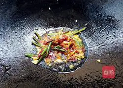 Illustration of how to make fried rice noodles with onion and double shreds 7