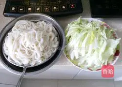 Illustration of how to make three-color fried rice noodles 1