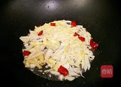 Illustration of how to stir-fry shredded pork with kimchi and sweet potato starch 6