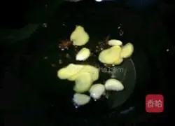 Carrots Illustration of how to make braised chicken legs with mushrooms 5