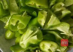 Illustration of how to make green pepper and potato braised chicken 2