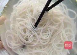 Illustration of how to make chicken rice noodles 3