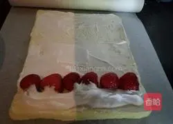 Illustration of how to make strawberry cake roll 10