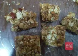 Illustration of how to make peanut sesame sugar cake 3