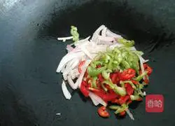 Illustration of making homemade pizza with electric baking pan 8