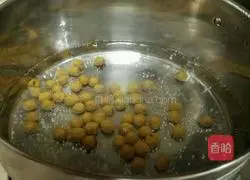 Illustration of how to make original pearl milk tea 6