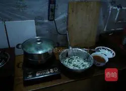 Illustration of how to dip Shanxi noodles into slices 2