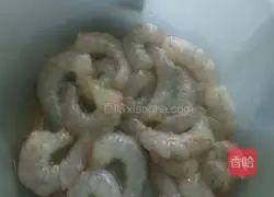 Illustration of how to make shrimp pizza 3