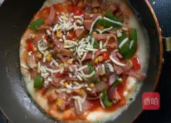 Illustration of how to make pizza without oven (pan and electric pan are used together)