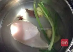 Illustration of how to make mung bean sprouts mixed with shredded chicken 1