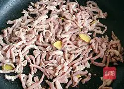 Illustration of how to make shredded pork with green onions 4