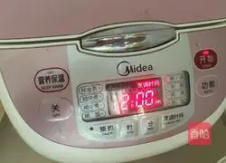 Illustration of how to make Hong Kong-style preserved egg and lean meat porridge 6