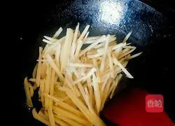 Illustration of how to stir-fry leeks and lotus root 3