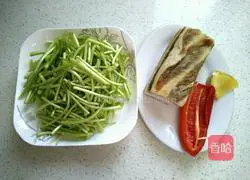 Illustration of how to make fried bacon with mud and mugwort 4