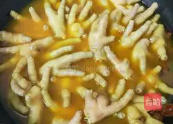 Illustration of how to make salt-baked chicken feet 8