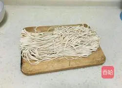 Chives, tomatoes and eggs Illustration of how to make braised noodles 1