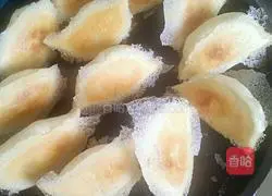 Illustration of how to make fried leek and tofu buns 18