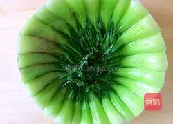 Illustration of how to stir-fry shrimps and rapeseed with colored peppers 7