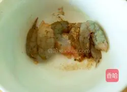 Illustration of how to make creamy mushroom and shrimp pizza 3