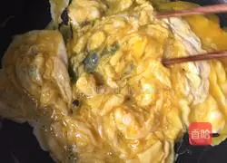 Illustration of how to make wolfberry, bitter melon and scrambled eggs 12