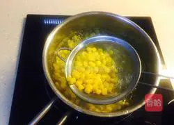 Illustration of how to make tuna cole salad 4