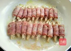 Illustration of how to make bacon enoki mushroom rolls 9