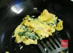 Illustration of how to make scrambled eggs with wolfberry leaves 6