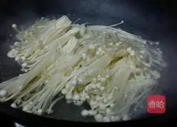 Illustration of how to make bacon rolls wrapped in lettuce 4