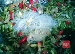 Illustration of how to make fried vermicelli with kimchi 6