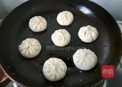 Illustration of how to make pan-fried pork buns 9