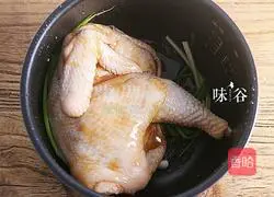 Illustration of how to cook salt-baked chicken in rice cooker 5