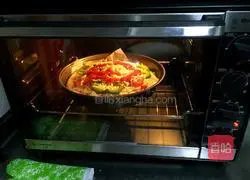 Illustration of how to make colorful pepper, ham and vegetable pizza 7