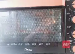 Illustration of how to make bacon pizza 10