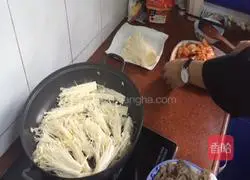 Illustration of how to make golden needle fat beef kimchi pot 4