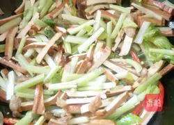 Illustration of how to make celery and dried tofu 10