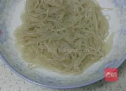 Illustration of how to make vermicelli and baby vegetables in soup 2