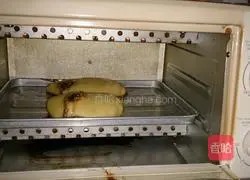 Illustration of how to make golden worm bread (banana meringue bread imitation baguette series) 5