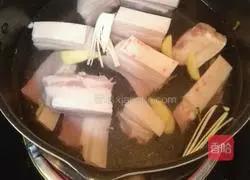 Illustration of how to make pork buns with cured sauce 2