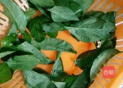 Illustration of how to make scrambled eggs with wolfberry leaves 2