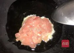 Illustration of how to stir-fry shredded pork with onions and green peppers 4