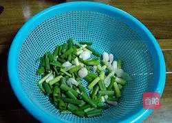 Illustration of how to make stir-fried chicken with mushrooms 3