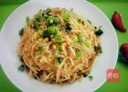 Illustration of how to make shredded radish with scallion oil 5