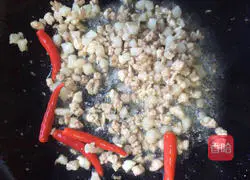 Illustration of how to braise spring bamboo shoots with scallion oil 6