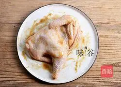 Illustration of how to cook salt-baked chicken in rice cooker 3