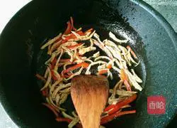 Illustration of how to fry rice noodles with oil-consuming shredded chicken 4