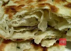 Illustration of how to make scallion oil layer cake 5