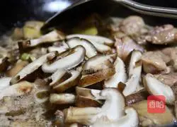 Illustration of how to make braised chicken and rice 9