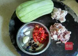 Illustration of how to make watermelon and fried pork slices 1